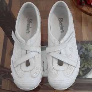 Skechers size 6 white sparkling sneakers